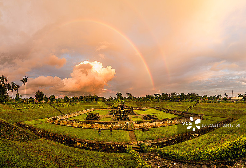 桑比萨里神庙上空的彩虹图片素材