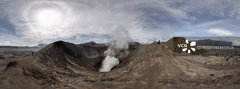 布罗莫火山及其周围的火山口图片素材