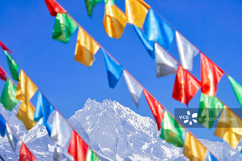 玉龙雪山与多色的经幡图片素材