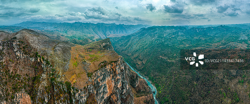 花江峡谷大桥是在建的世界最高大桥，位于贵州黔西南贞丰县北盘江峡谷段图片素材