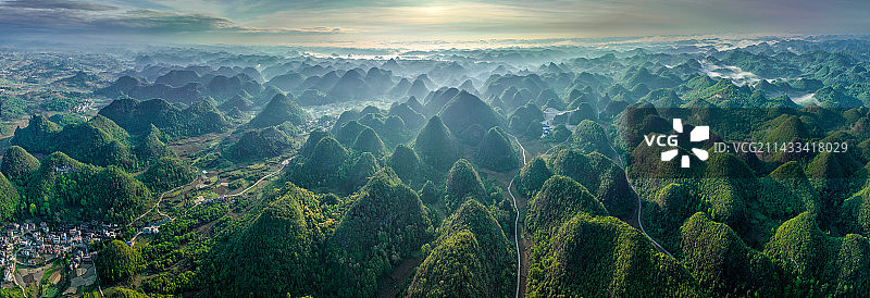荔波县的云雾清晨，峰林被云雾淹没图片素材