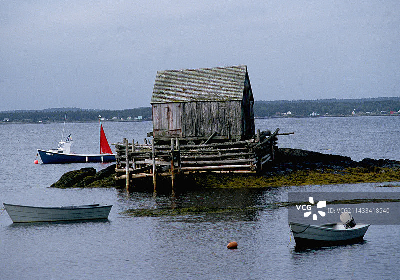 马霍尼湾岛屿棚屋周围停泊的小船图片素材