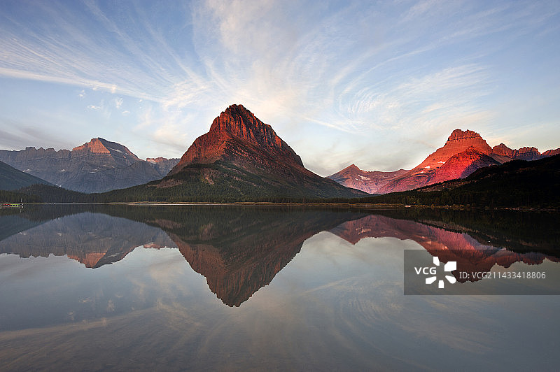 蒙大拿州冰川国家公园的双药湖图片素材