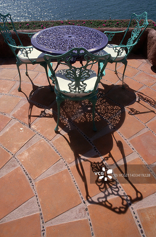 酒店露台上的桌椅图片素材
