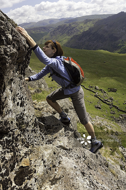 徒步旅行者攀登兔子小径上的山脊图片素材