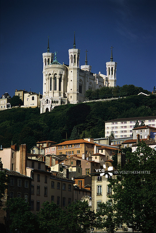 富维耶圣母院俯瞰老城区图片素材