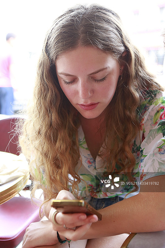 使用手机的少年图片素材