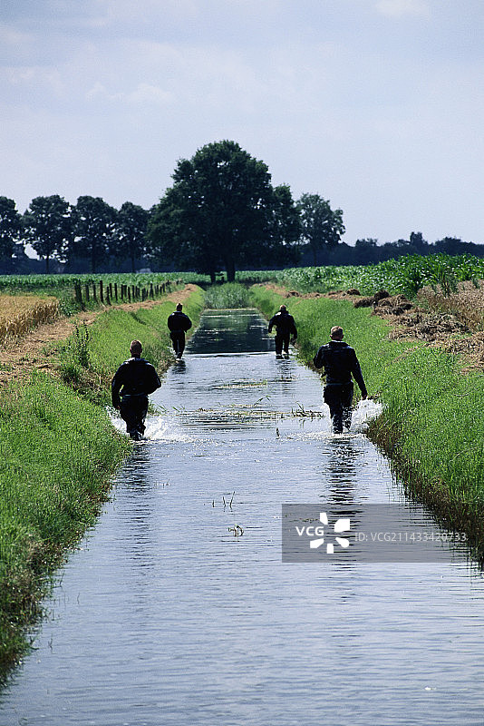 训练中走在运河边的荷兰蛙人图片素材