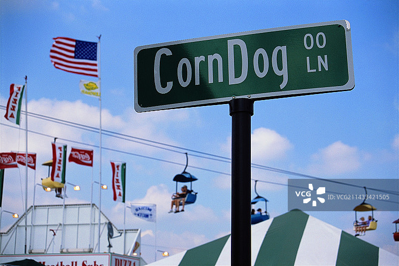 集市上的玉米热狗巷标志图片素材