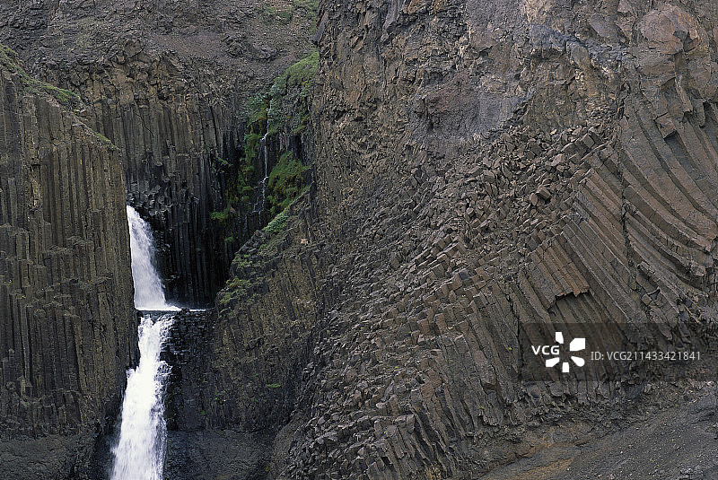 亨吉瀑布周围悬崖上的玄武岩地貌图片素材