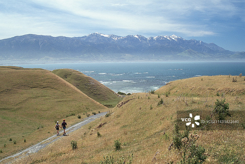 凯库拉海岸悬崖上的两名徒步旅行者图片素材