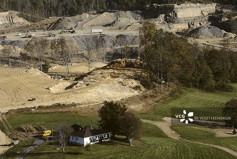 条带状矿坑环绕的房屋图片素材