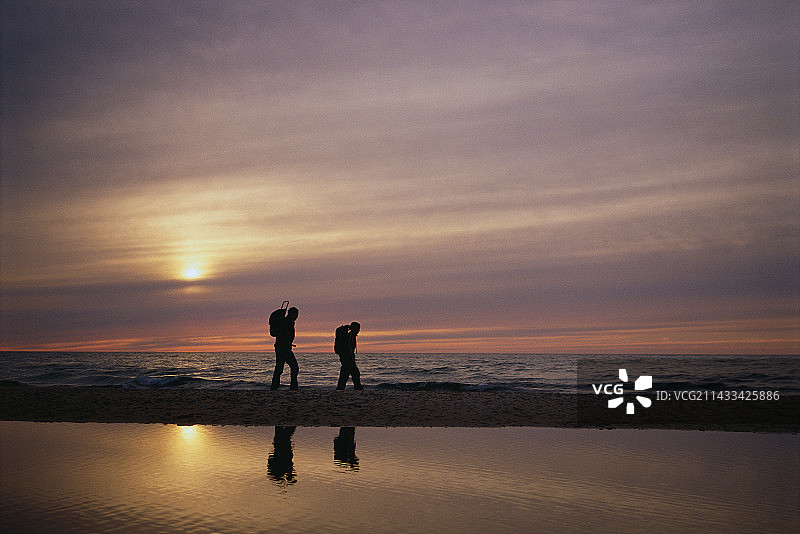 父亲和儿子在苏必利尔湖背包旅行图片素材