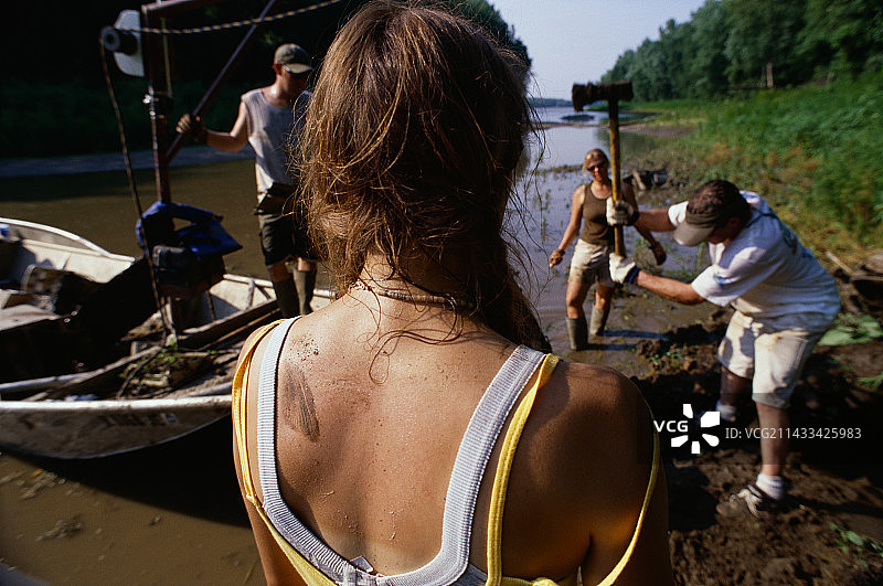 自然资源保护主义者清理密西西比河图片素材