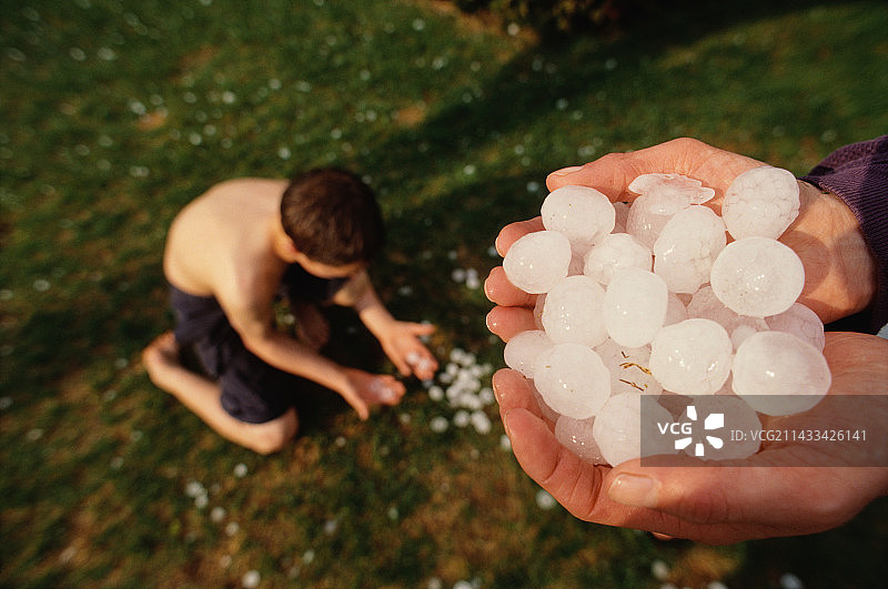 手捧大冰雹图片素材