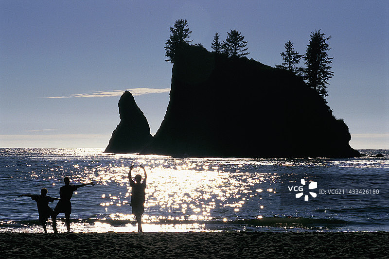 海滩游客剪影图片素材