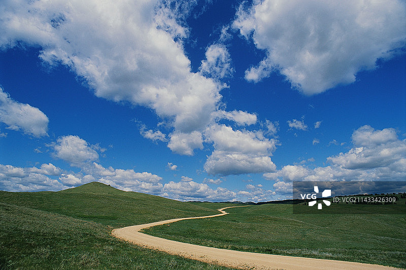 泥土路上的云彩图片素材