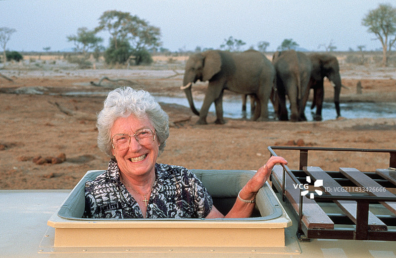 在Safari车辆中的女人图片素材