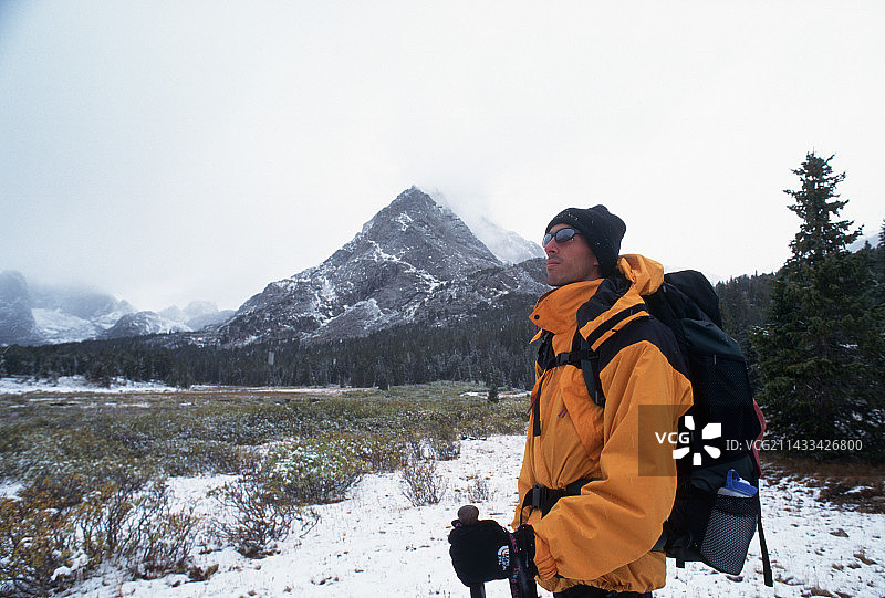 背包客停下来看山图片素材