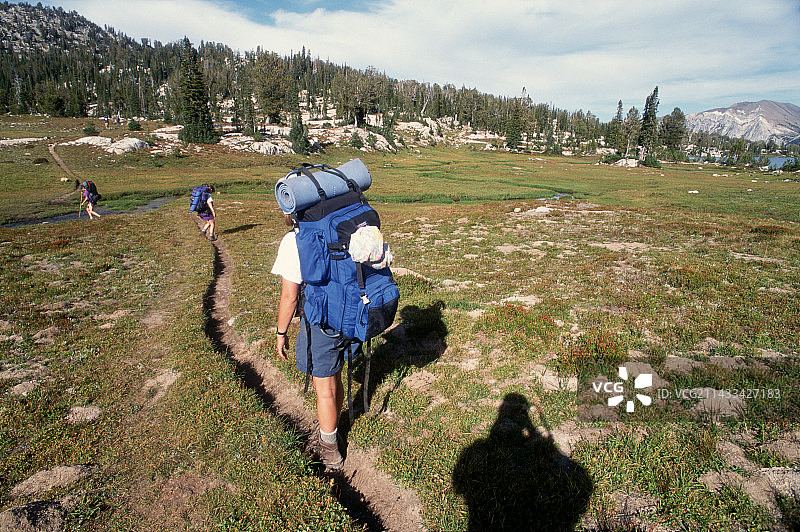 瓦洛瓦山脉的徒步旅行者图片素材