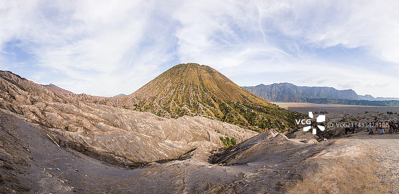 布罗莫火山及其周围的火山口图片素材