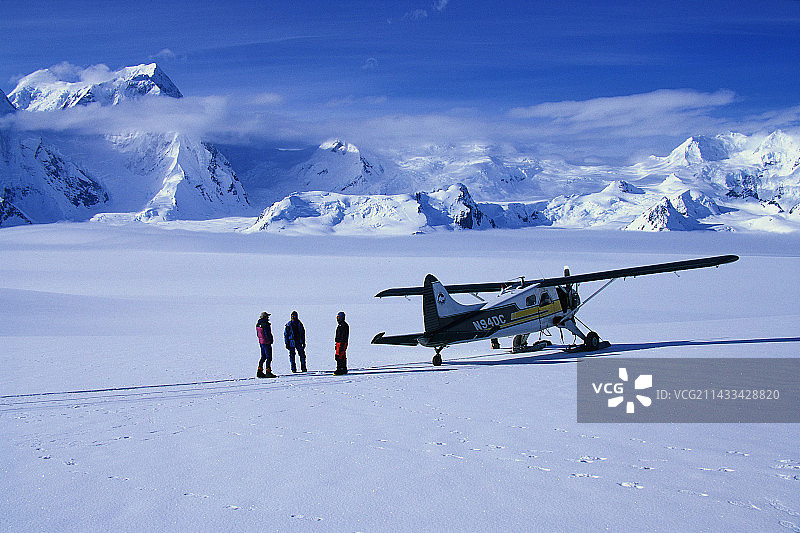 冰川冰原上的丛林飞机图片素材