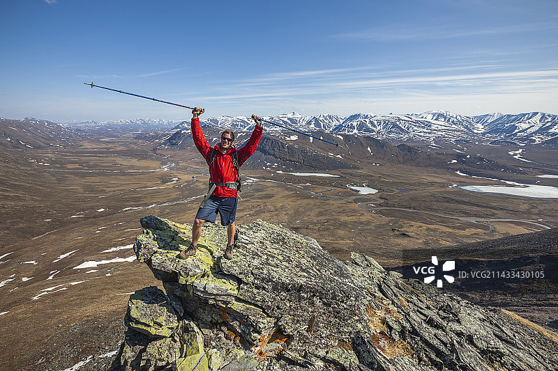 在岩石山脊上的徒步者图片素材