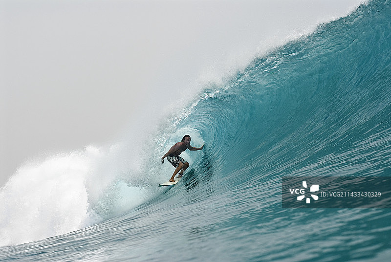 在管浪中的冲浪者图片素材
