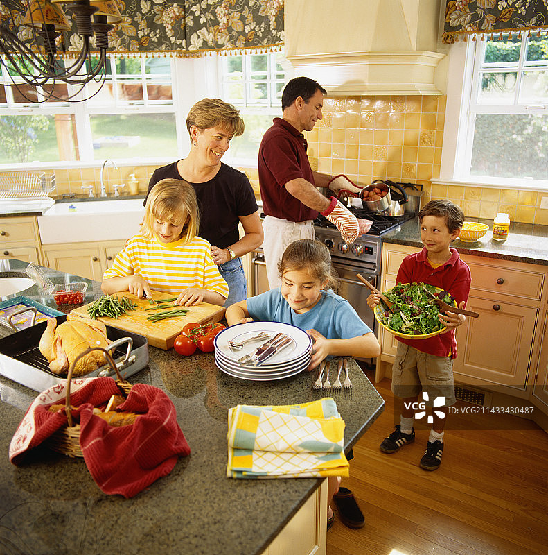 家庭准备晚餐图片素材
