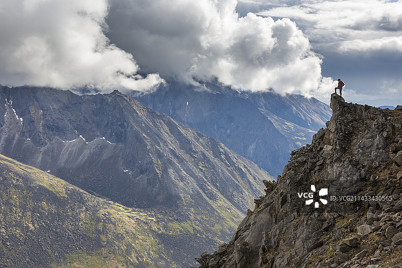 徒步者在布鲁克斯山脉的山脊上图片素材