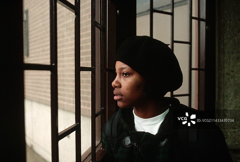 学生在窗边图片素材