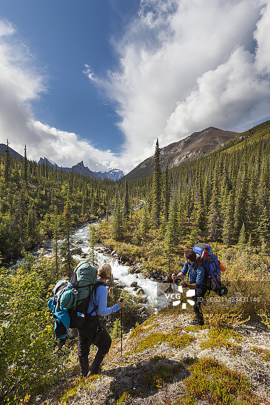 沿阿瑞格奇河徒步的背包客图片素材