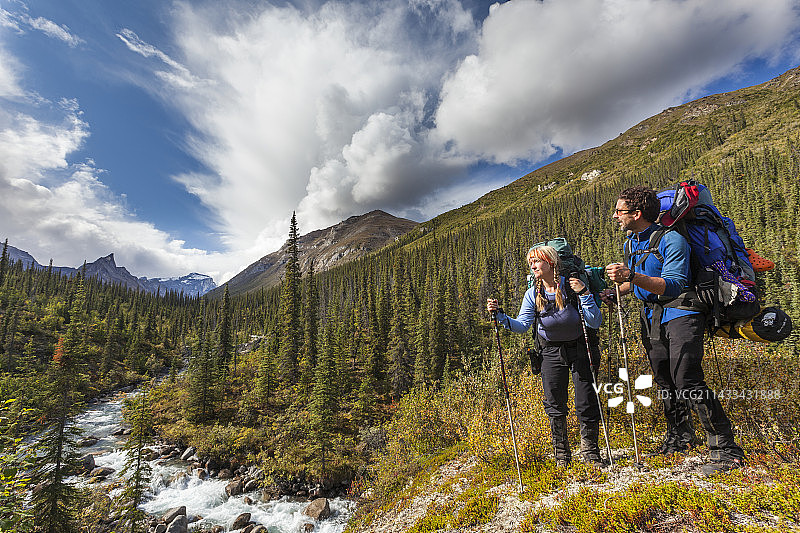 沿阿瑞吉河行走的背包客图片素材