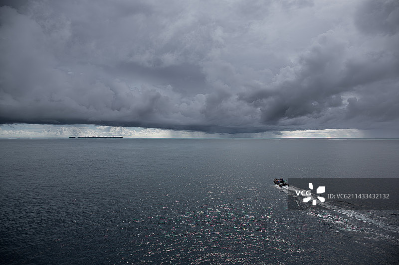 船只驶入马皮亚环礁上的热带风暴图片素材