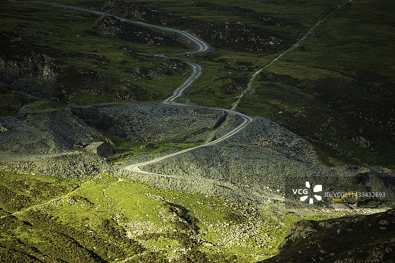 英国湖区霍尼斯托板岩矿阳光下的土方设备图片素材