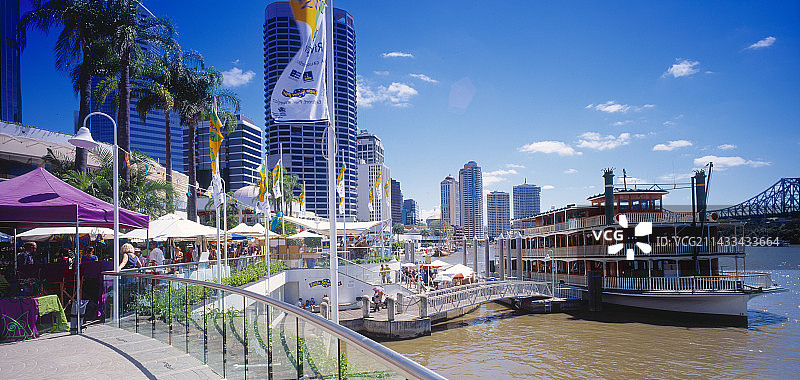 鹰街码头的户外市场和蒸汽船图片素材