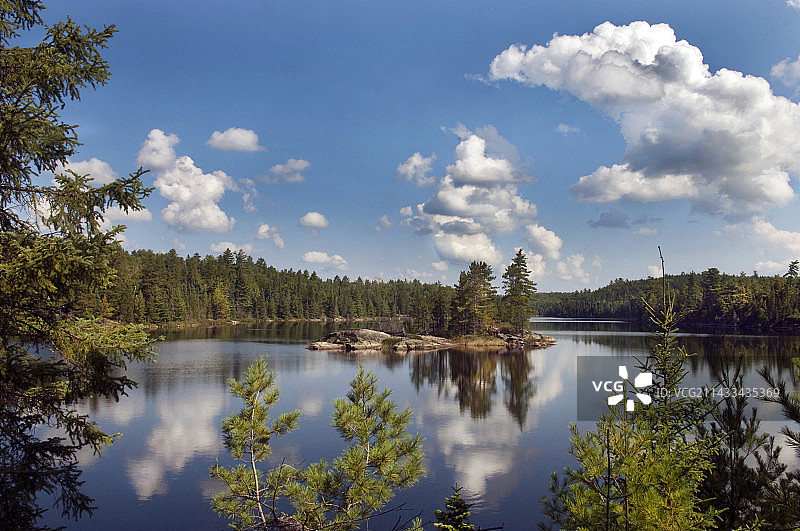 安大略省奎蒂科省立公园的灰色湖泊图片素材