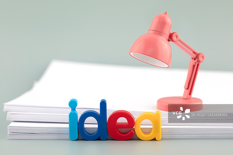 好的创意台灯照亮白纸一沓图片素材