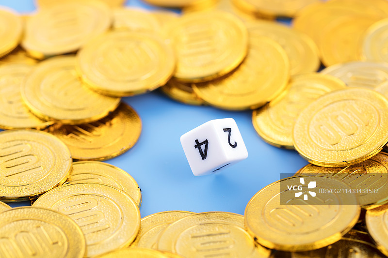 金融赌博骰子和金币图片素材