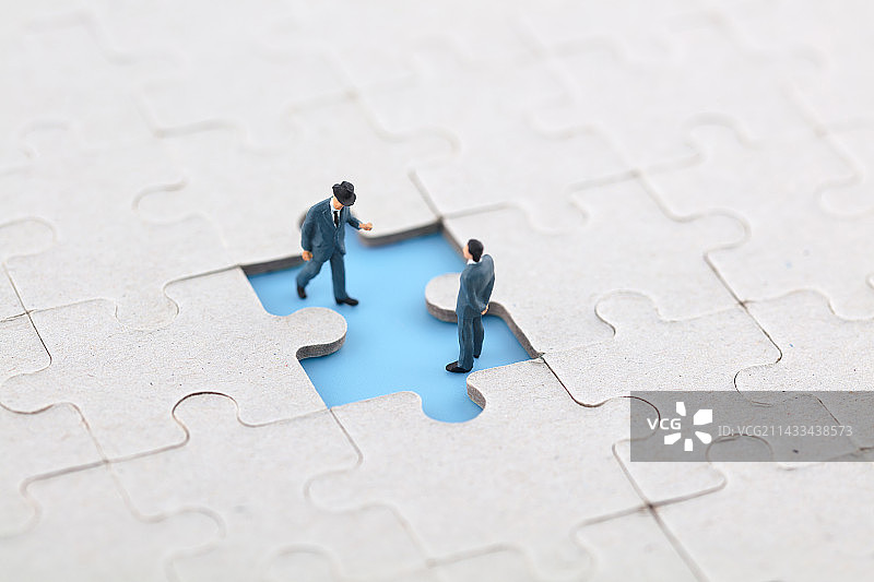 微缩场景拼图留白处的商人谈判图片素材