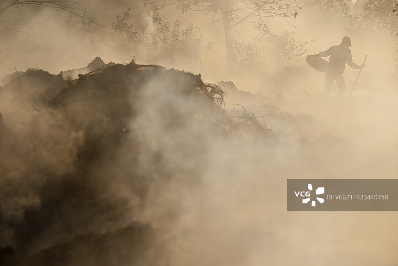 越南广治省的燃烧垃圾场图片素材