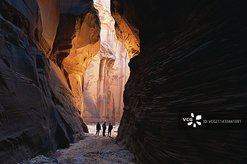 沿着巴克金峡谷的徒步旅行者图片素材