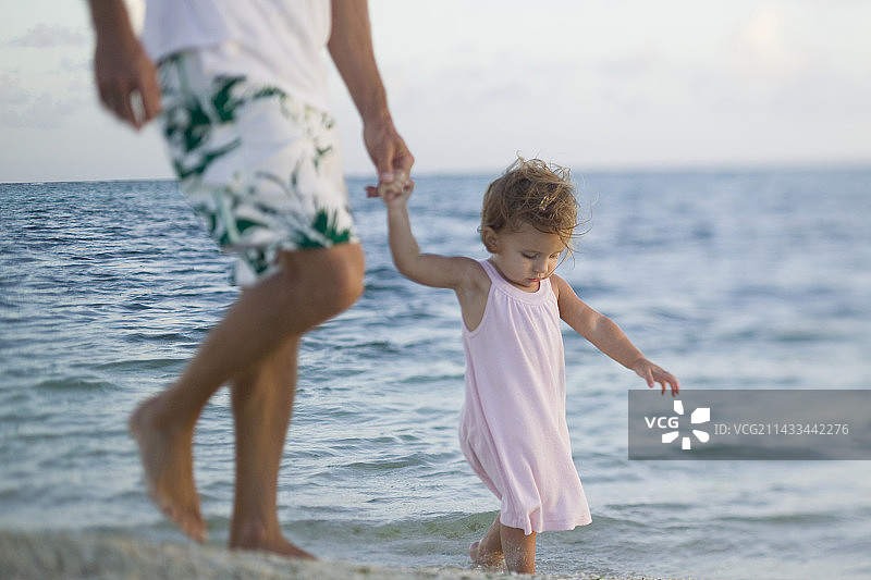 父女在沙滩上散步图片素材