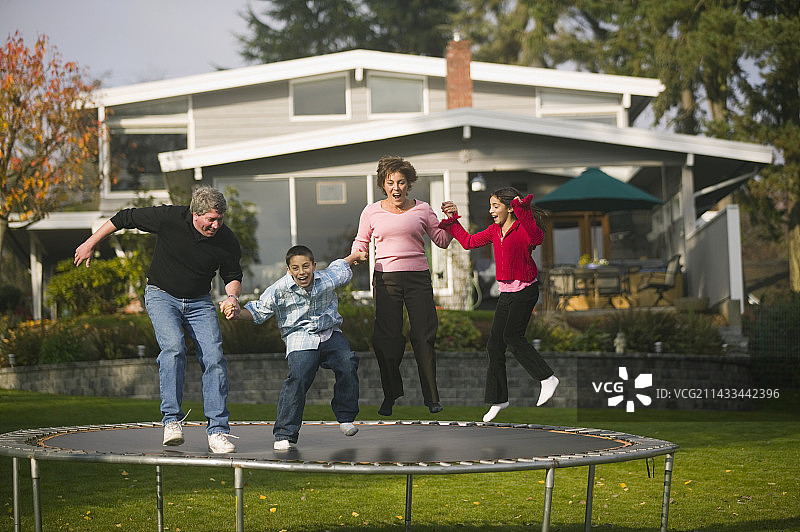 一家人在蹦床上玩耍图片素材