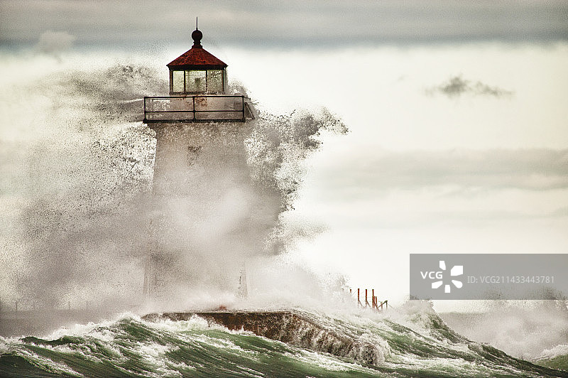 明尼苏达苏必利尔湖秋季风暴与灯塔图片素材