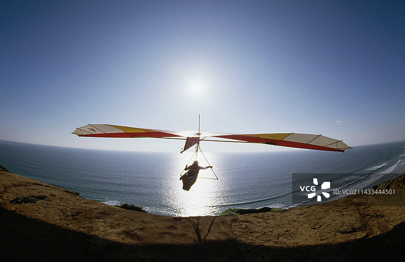 在布莱克斯海滩上空滑翔图片素材