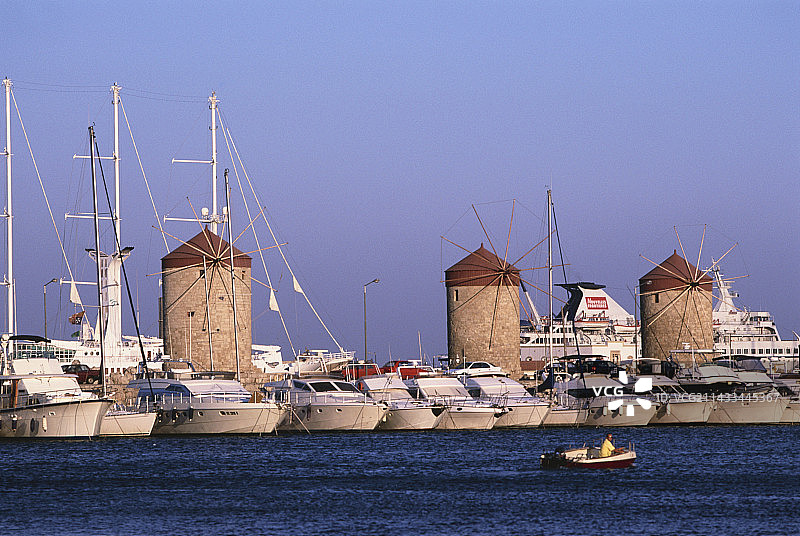 罗德港的船只与风车图片素材
