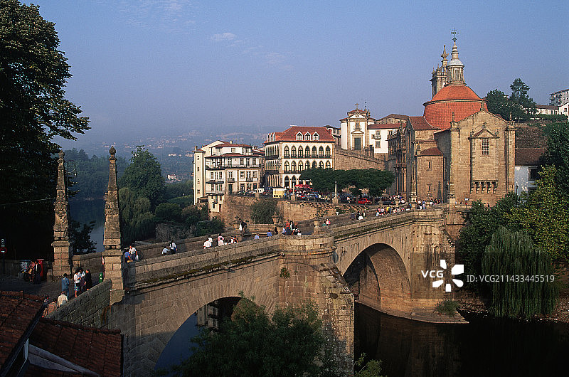 阿马兰特桥梁与教堂图片素材