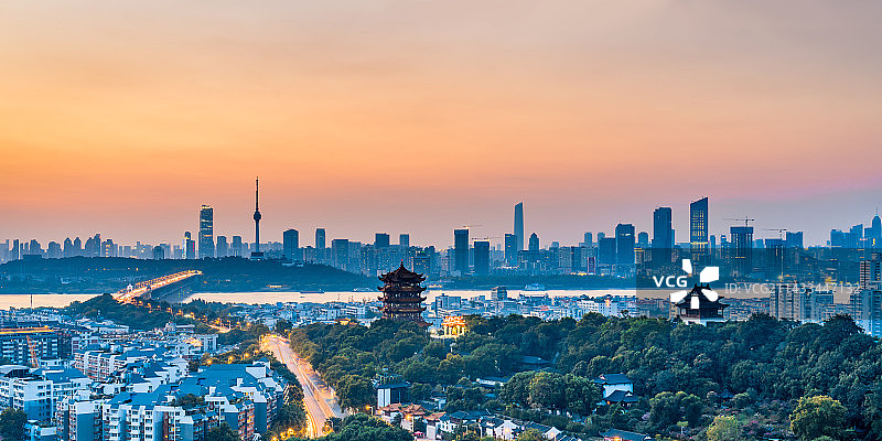 中国湖北武汉黄鹤楼高视角黄昏风光图片素材