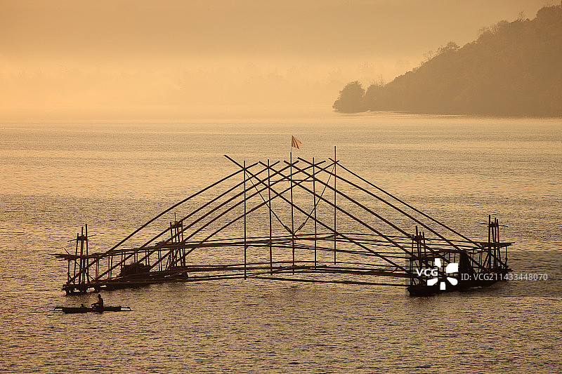印度尼西亚马鲁古群岛基萨尔岛附近的鱼笼图片素材